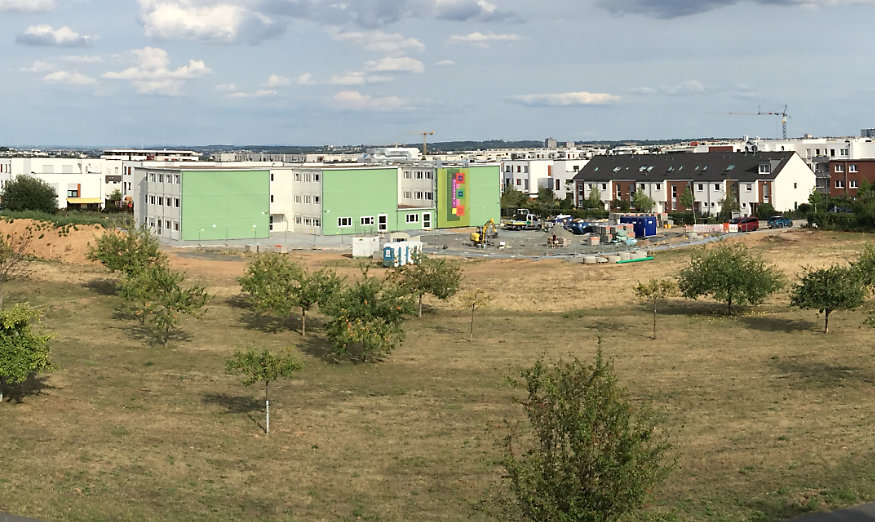 Blick vom Lärmschutzwall auf die Judith-Kerr-Schule