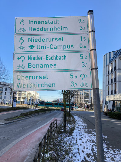 Rad-Wegweiser am Riedbergkreisel